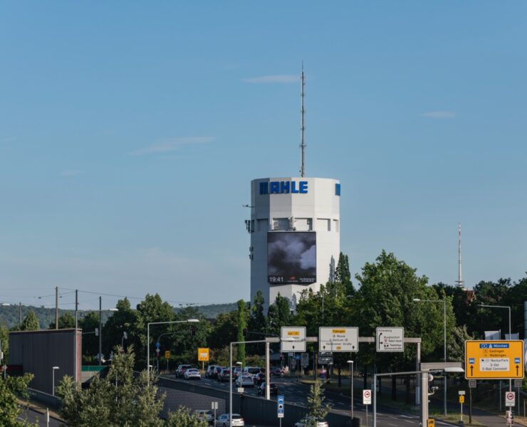 Ein Bild, das draußen, Himmel, Baum, Turm enthält. Automatisch generierte Beschreibung