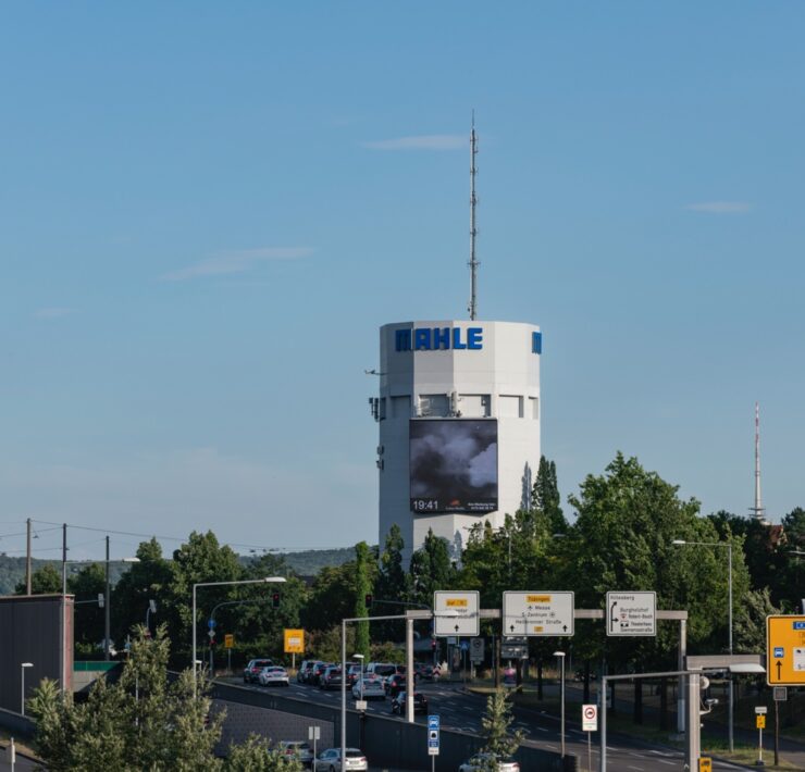 Ein Bild, das draußen, Himmel, Baum, Turm enthält. Automatisch generierte Beschreibung