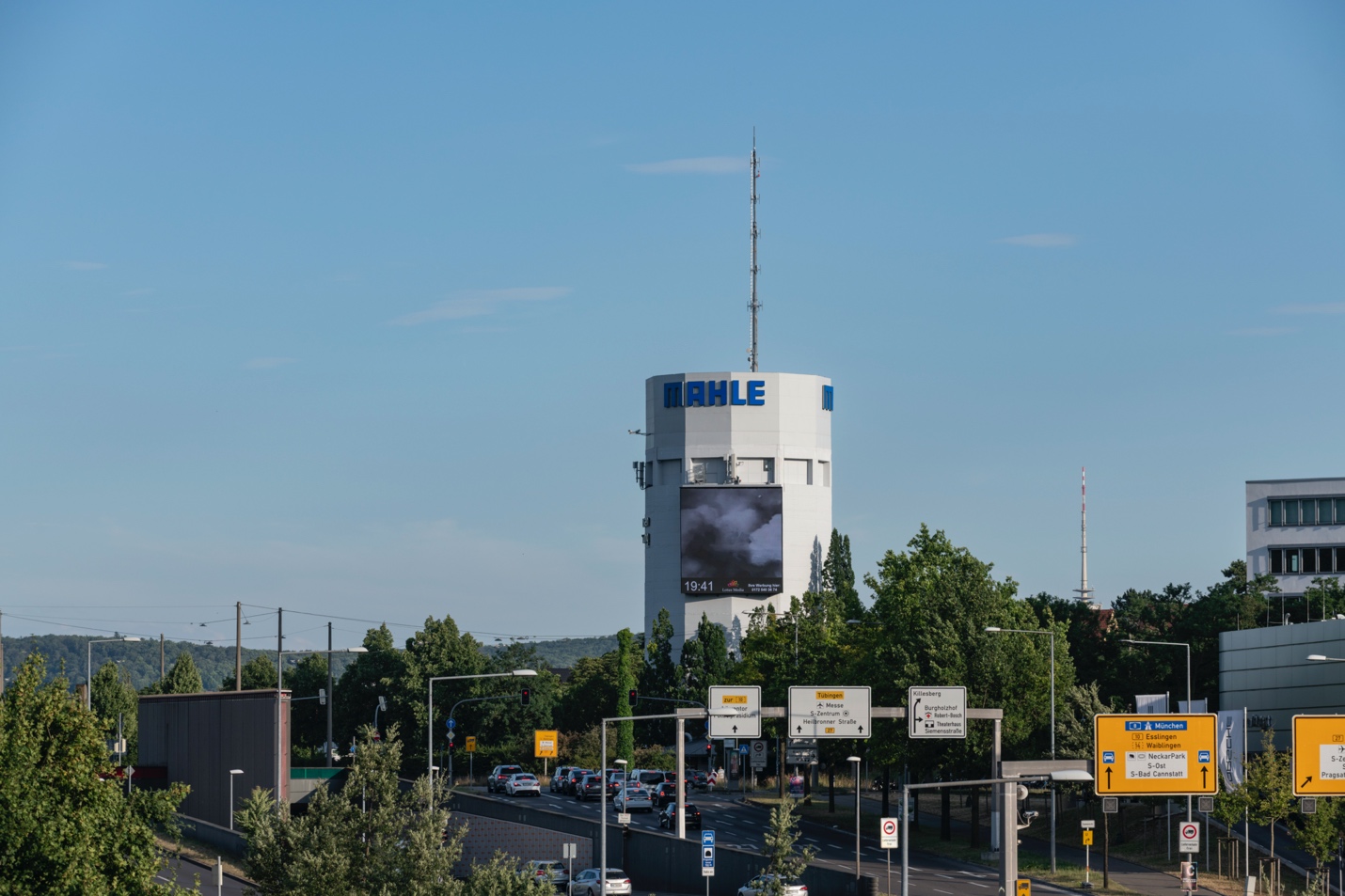 Ein Bild, das draußen, Himmel, Baum, Turm enthält. Automatisch generierte Beschreibung