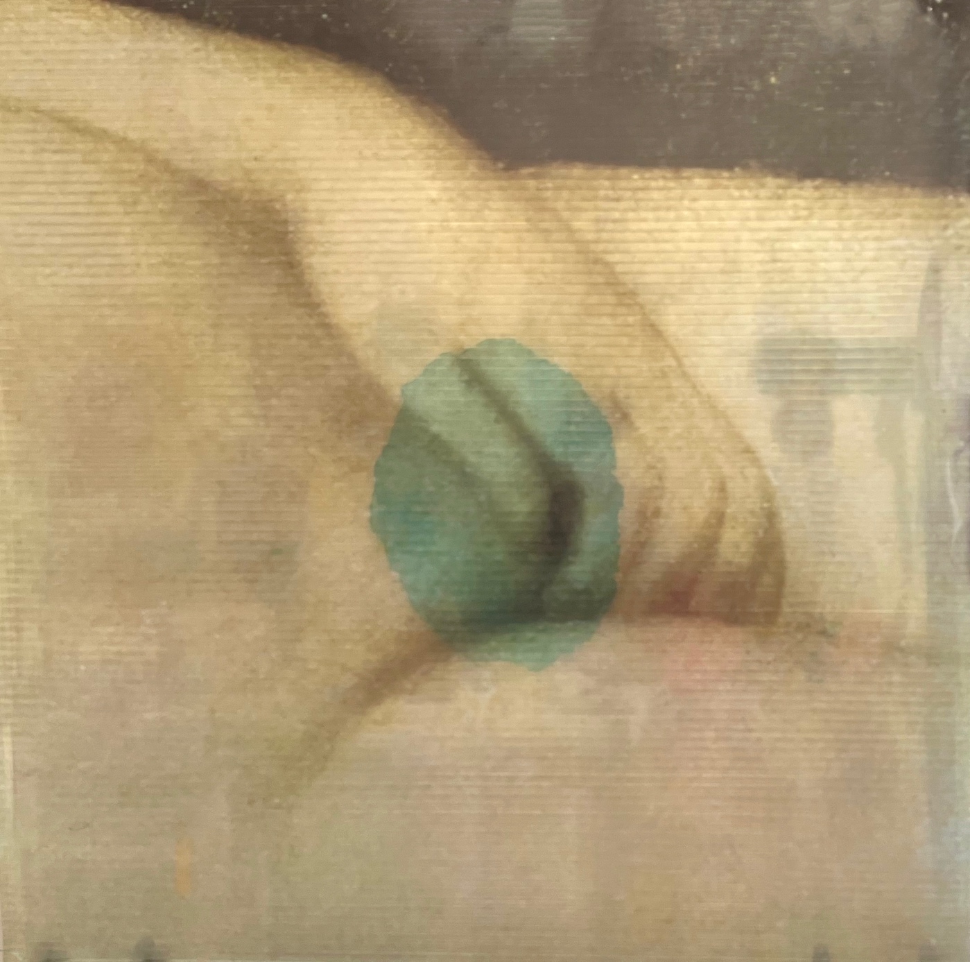 A close up of a person's hand

Description automatically generated